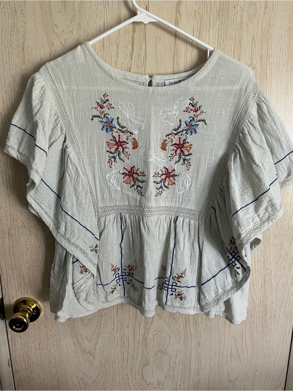 See and Be Seen Embroidered Floral Butterfly Top Sage Green Sz Med